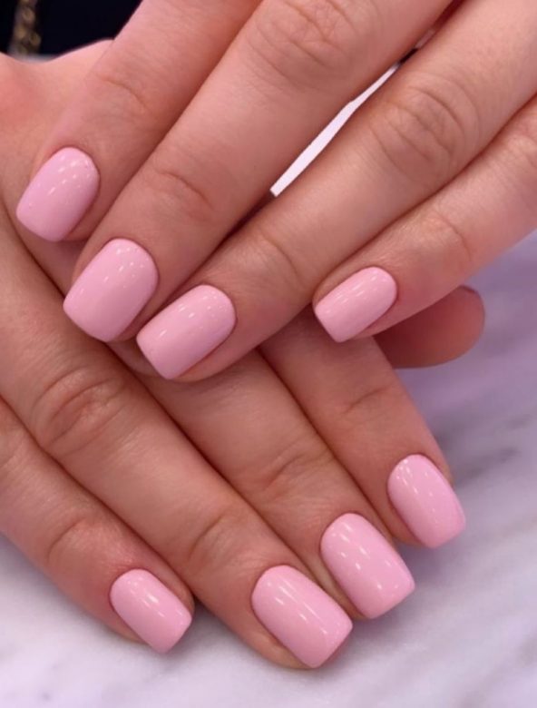 Short nails with bubblegum pink manicure