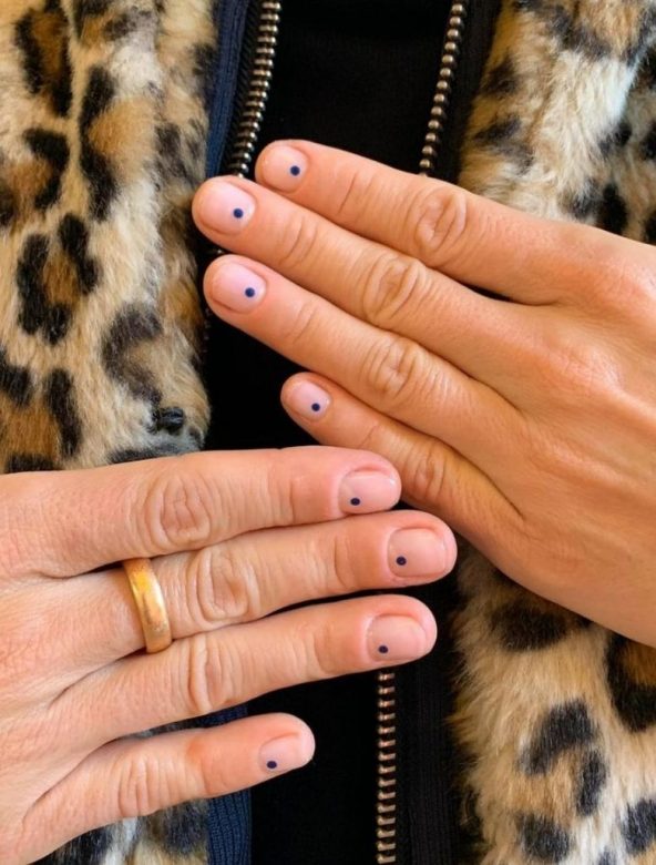 Manicure with dots