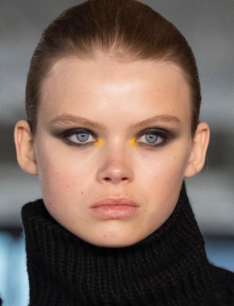 Smokey eyes with a pop of colour at Jason Wu